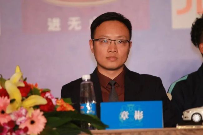 魏长明知道这极品紫参如果一路叫价，很可能叫到两三千万去了，所以干脆直接翻一倍，把其他人吓住，这样搞不好还能让自己偷个鸡。
